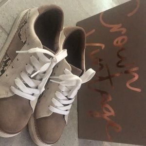 Womens shoes size 8. Taupe / Vanilla color. Very comfy shoes.